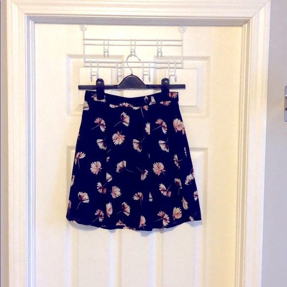 Super cute flowy and pleated dynamite skirt - Picture 1 of 4